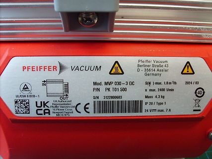 Typenschild eines Pfeiffer Vacuum Geräts