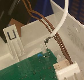 Abgebrochenes Kabel an einer Leiterplatte