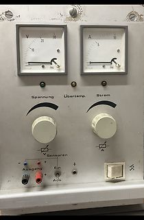 Frontseite eines Labornetzteils mit Analoganzeigen