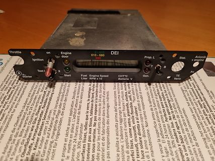 Frontplatte eines elektronischen Steuergeräts mit Anzeigen und Schaltern
