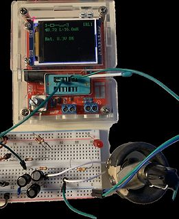 Messaufbau mit Display, Breadboard und Induktivitätsmessung