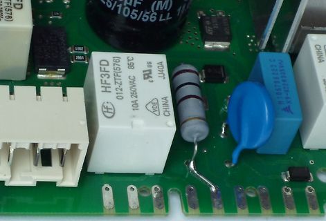 Nahaufnahme einer bestückten Leiterplatte mit elektronischen Bauteilen
