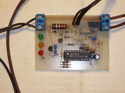 Aufbau einer Leiterplatte mit IC, LEDs und Widerständen