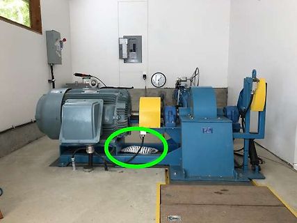 Industrieller Elektromotor mit Getriebe und Schutzabdeckungen