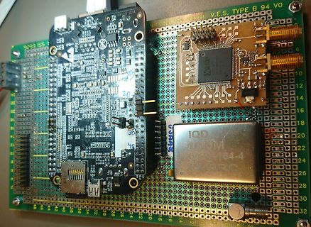 Zwei Leiterplatten mit elektronischen Bauteilen