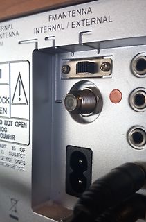 Rückseite eines elektronischen Geräts mit Anschlüssen