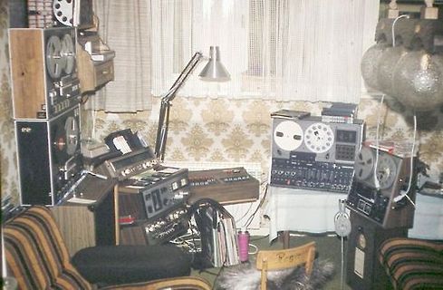 Sammlung alter Tonbandgeräte und Audiotechnik