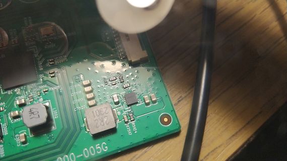 Nahaufnahme einer grünen Leiterplatte mit elektronischen Bauteilen