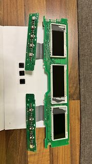 Zwei grüne Leiterplatten mit LCD-Displays und Flachbandkabeln
