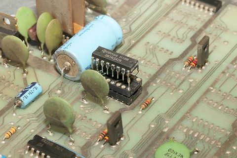Nahaufnahme einer bestückten Leiterplatte mit elektronischen Bauteilen