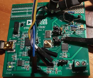 Analog Devices EVAL-933EBZ Evaluation Board mit Messaufbau