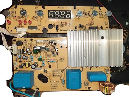 Leiterplatte eines elektronischen Geräts mit Display und Kühlkörper