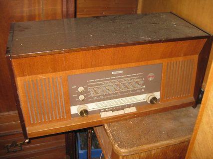 Altes Radio in Holzgehäuse