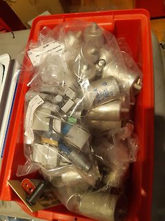 Elektrolytkondensatoren in einer roten Kunststoffbox