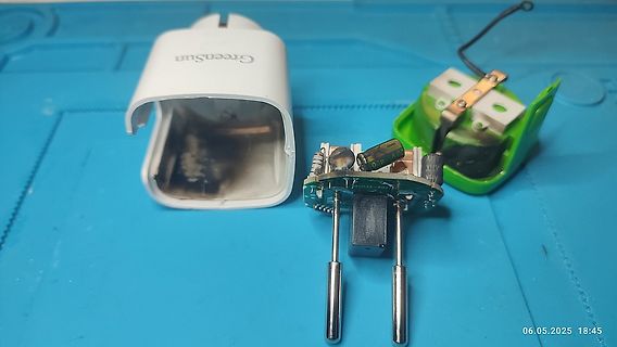 Zerlegtes elektronisches Gerät mit Leiterplatte und Gehäuse