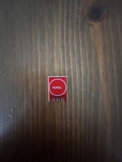 Roter kapazitiver Touch-Sensor auf Holzuntergrund