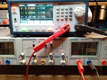 Elektronische Last und Netzteil im Messaufbau