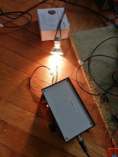 Elektronik-Aufbau mit Glühbirne und Lichtsensor