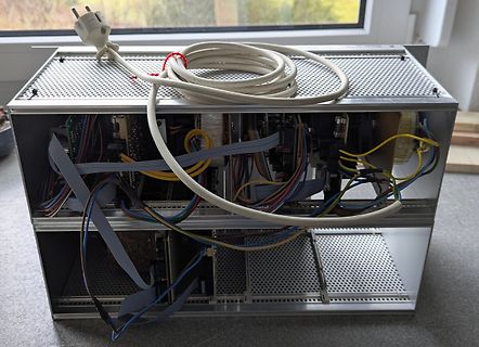 Aufbau eines elektronischen Geräts mit Gehäuse und Verkabelung