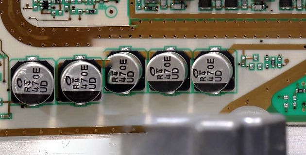 Nahaufnahme von Elektrolytkondensatoren auf einer Leiterplatte