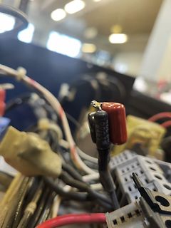 Nahaufnahme von Elektrolytkondensatoren und Kabeln