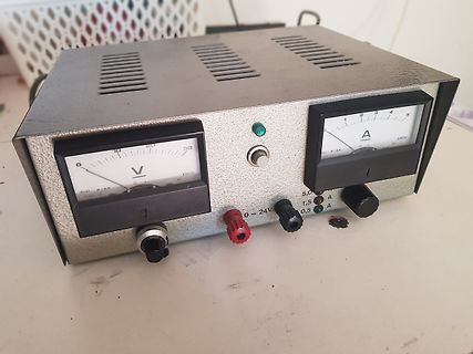Labornetzteil mit Voltmeter und Amperemeter
