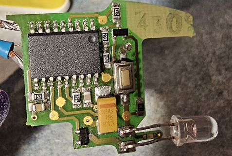 Nahaufnahme einer Leiterplatte mit IC und LED