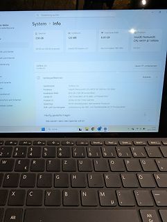 Foto eines Laptops mit Windows-Systeminformationen