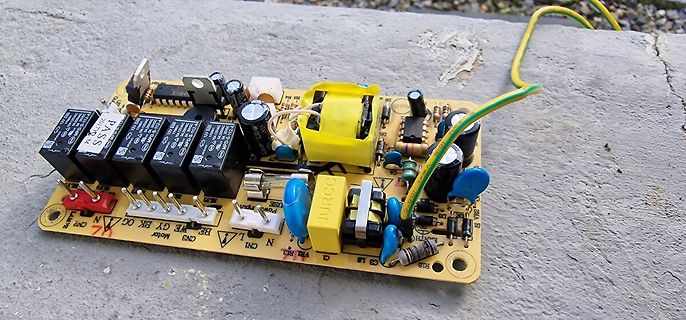 Bestückte Leiterplatte eines Netzteils