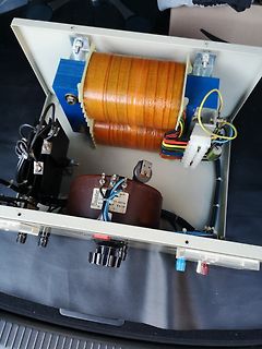 Innenansicht eines Transformators in einem Gehäuse