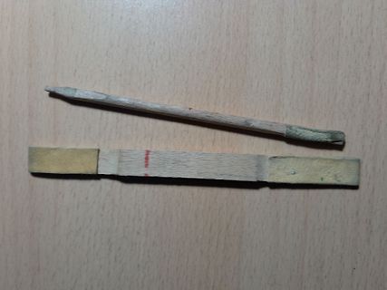 Holzstäbchen auf Tischoberfläche