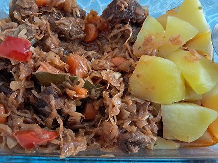 Essen mit Fleisch und Kartoffeln