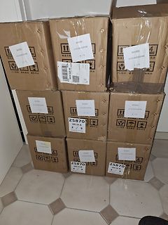 Verschiedene Versandkartons mit Etiketten