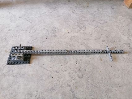 Lego-Konstruktion auf einem hellen Untergrund