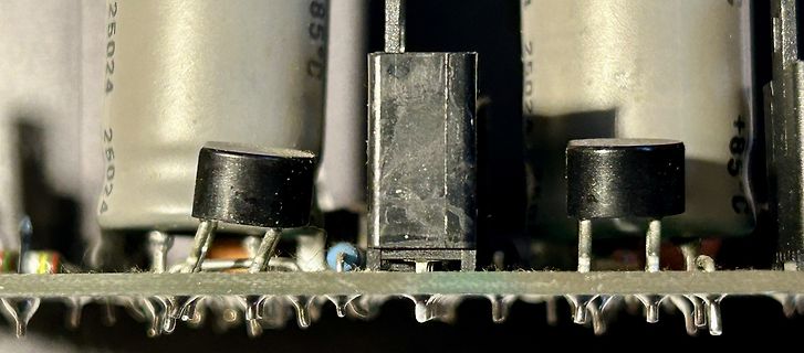 Nahaufnahme von Elektrolytkondensatoren und Bauteilen auf einer Leiterplatte