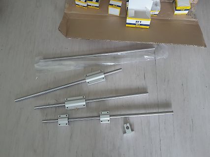 Metallstangen mit Linearkugellagern und Kartons