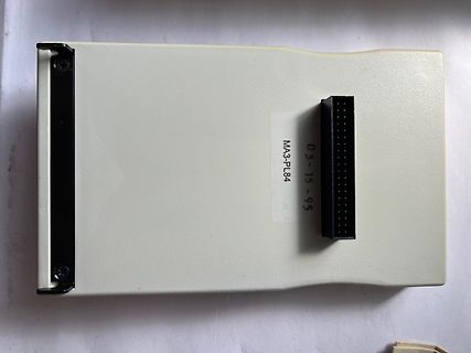 Gehäuse mit Anschlussstecker und Typenbezeichnung