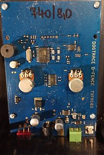 Foto einer blauen Leiterplatte mit elektronischen Bauteilen