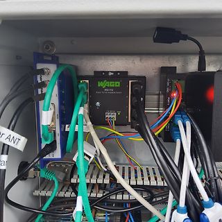 Industrie-Switch und Verkabelung in einem Schaltschrank