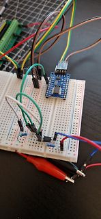 Aufbau mit Mikrocontroller auf Breadboard und Jumperkabeln