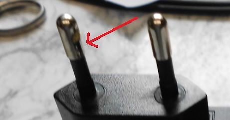 Beschädigter Netzstecker mit Brandspuren