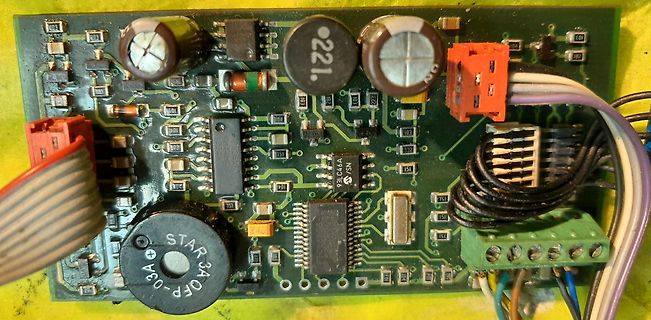Foto einer bestückten Leiterplatte mit elektronischen Bauteilen
