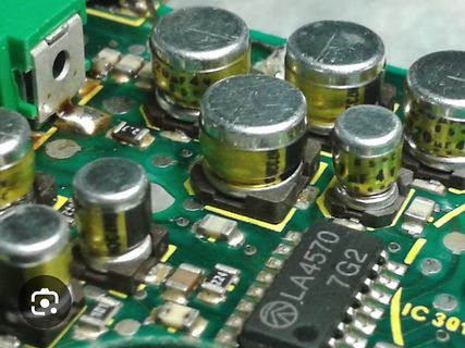 Nahaufnahme einer bestückten Leiterplatte mit Elektrolytkondensatoren