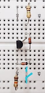 Aufbau auf einem Breadboard mit Widerständen und Dioden