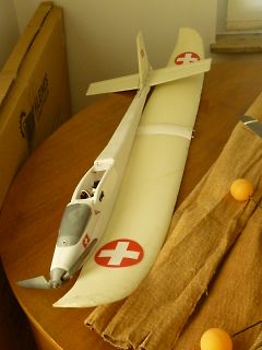 Modellflugzeug auf einem Holztisch