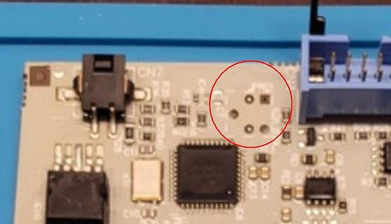 Nahaufnahme einer Leiterplatte mit markierten Lötpads