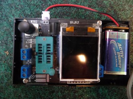 Elektronik-Baugruppe mit Display und Batterie