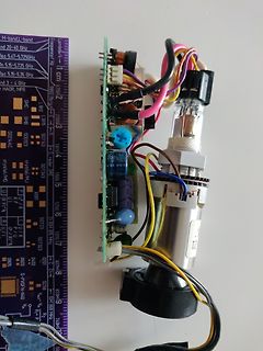 Elektronikaufbau mit Leiterplatte und Vakuumröhre