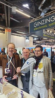 Drei Männer auf einer Messe