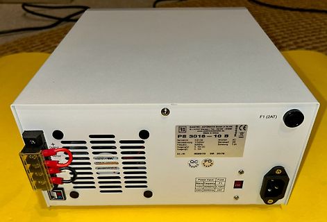 Rückseite eines Labornetzteils